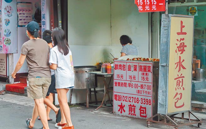 「振兴5倍券」最快9月底发放，但对于疫情期间受影响的摊贩、小店恐怕帮助有限。（罗永铭摄）