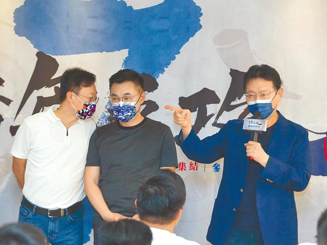 國民黨青年部12日舉辦「戰鬥藍集結！網紅青年營」開幕式，中廣董事長趙少康（右起）在致詞時，國民黨主席江啟臣與已領表參選黨主席的前彰化縣長卓伯源交換意見。（杜宜諳攝）