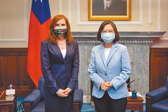 蔡英文總統12日接見澳洲新任駐台代表露珍怡時表示，期待台澳一起強化區域供應鏈的韌性，盼雙方儘早開啟經濟合作協定（ECA）談判，開啟新的合作發展。（總統府提供）