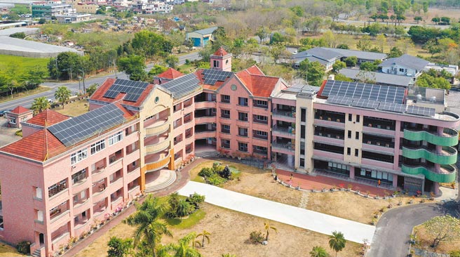 日月光捐赠高雄市杉林区杉林国中智慧微电网系统，预估使用20年，可帮学校节省约七、八百万元的电费，减碳量达1360公吨。（财团法人日月光环保永续基金会提供）