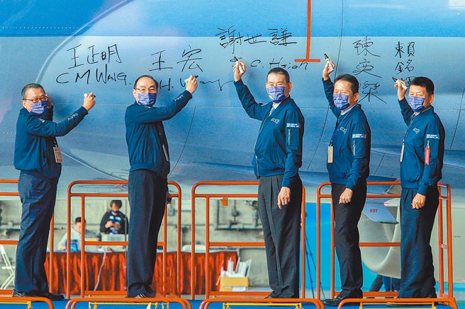 华航董事长谢世谦（中）表示，客运要回到疫情发生前荣景不易，今年仍以货运为重。（本报资料照片）