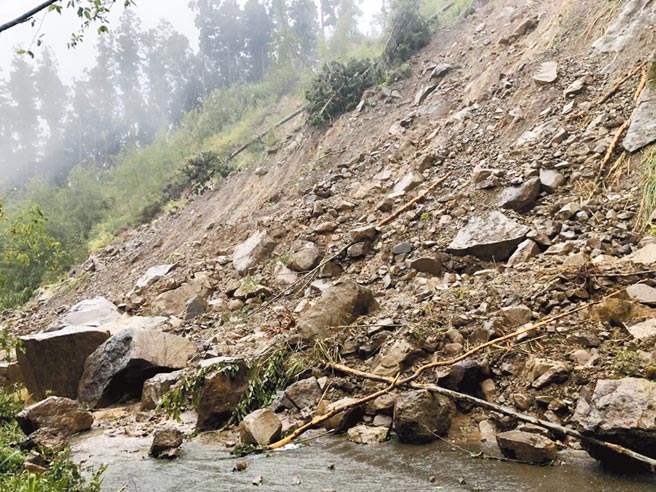 救國團阿里山青年活動中心因邊坡坍塌，聯外道路中斷，目前員工加上旅客10多人受困滯留山上。（鄧效忠提供／呂妍庭嘉義傳真）