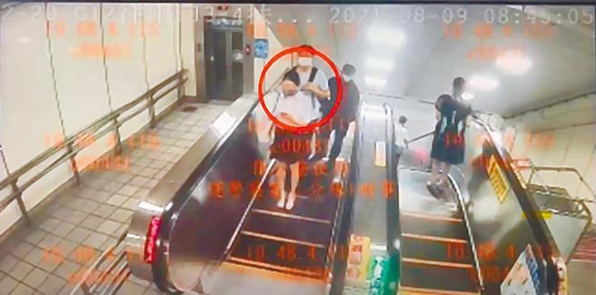 台北地院黄姓法官助理（中），在捷运站连续跟踪黄姓女书记官（前）4天，并持手机偷拍裙底，遭埋伏警察当场逮捕，虽然黄男已口头请辞，但台北地院12日开考绩会决定将他记1大过。（本报资料照片）