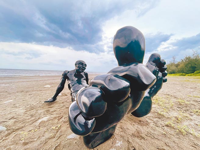 大腳巨人落腳在台東太麻里曙光園區，慵懶、悠閒地坐臥沙灘上。（莊哲權攝）