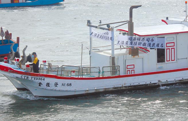 桃園漁會集結漁船到大潭電廠抗議。（蕭靈璽攝）