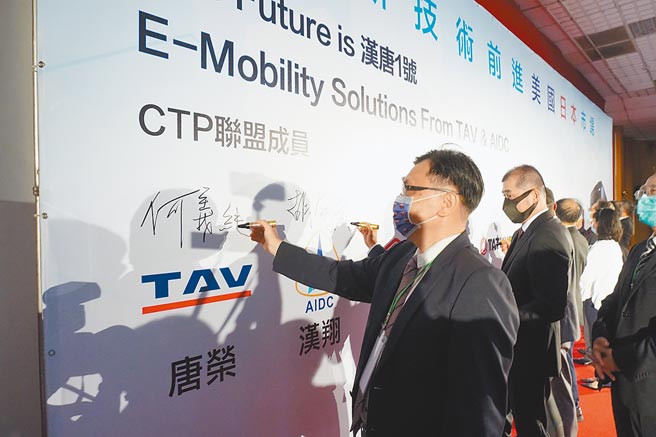 唐荣车辆董事长何义纯签署合作协议，与电动巴士国家队组成CTP联盟。（王文吉摄）