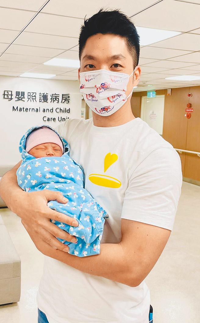 国民党立委蒋万安人气旺，近期喜获麟儿，是国民党2022台北市长强棒人选。（摘自蒋万安脸书／张颖齐台北传真）