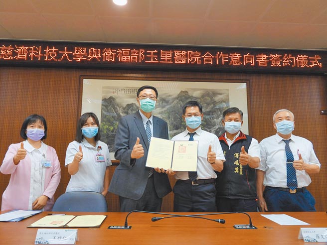 位在花莲玉里镇的卫福部玉里医院院长王作仁（左3）与慈济科技大学校长罗文瑞（右3）12日签订人才培育合作意向书，由院方出资产学合作，补助50名原住民、新住民子女就读。（罗亦晽摄）