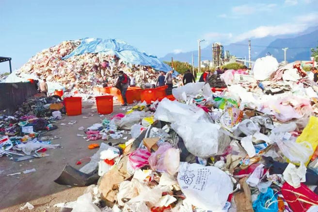 花蓮北區垃圾掩埋場已飽和，導致無法收事業廢棄物，環保局已申請送往中區垃圾掩埋場處理，最快下周核定。（花蓮市公所提供／王志偉花蓮傳真）