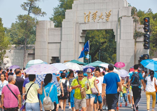 美国研究报告称，中国培养的理工科博士人数未来5年内将大幅超越美国。图为北京清华大学校门前，人来人往。（中新社资料照片）