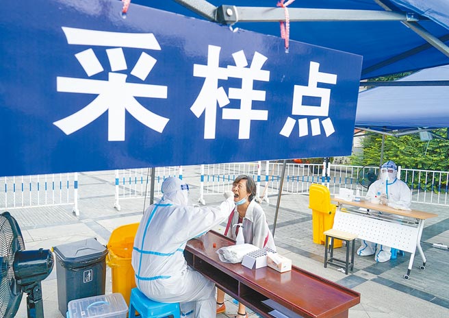 江苏省扬州市疫情严峻，江苏省领导班子11日齐聚扬州坐镇指挥防疫。图为8日扬州市民在进行核酸检测。（新华社）