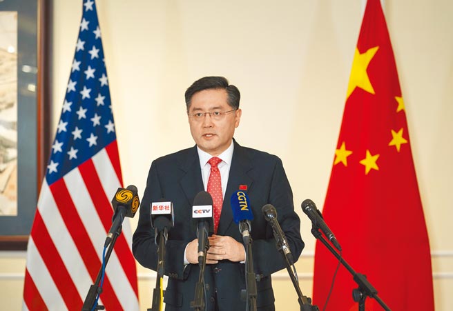 美国副国务卿雪蔓将于美东时间12日下午会见新任中国驻美大使秦刚。图为秦刚7月28日抵达美国履新。（新华社资料照片）