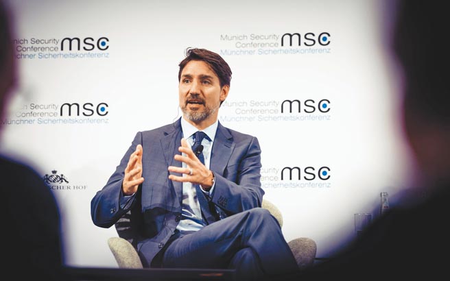 加拿大政府当地时间11日谴责中国，虐待2名被拘押的加拿大公民，遭中国驻加拿大使馆反击。图为加拿大总理杜鲁道先前出席慕尼黑安全会议。（中新社资料照片）