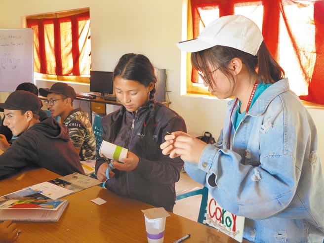 国立阳明交通大学印度国际志工团Jullay每年暑假赴印度服务，图为疫情前指导当地学生自然实验课程。（阳明交大提供／邱立雅竹市传真）