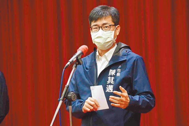 高雄市长陈其迈12日重申，高雄券必须限时、限地消费，才能够把钱留在高雄，并会推出整合促销平台。（柯宗纬摄）