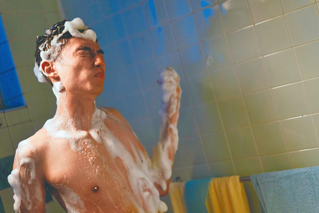 林鶴軒在《池塘怪談》有露點畫面。（金盞花大影業提供）