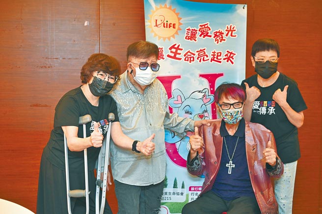 纪宝如（左起）、林松义、林冲、纪丽如出席「2021一千送暖，爱不打烊」公益活动。（台湾优质生命协会提供）