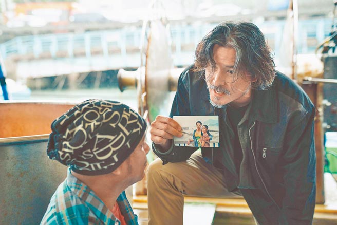 李銘順（右）在新劇中飾演警察。（愛奇藝國際站提供）