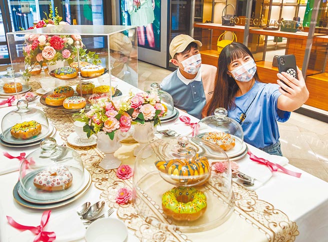 跟情人来个「甜滋滋下午茶」，被爱与希望包围，作品陈列在新光三越台北信义新天地A9。（石智中摄）