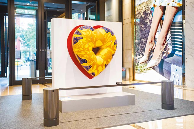 「甜度满载」展示在新光三越台北信义新天地A4精品专柜旁，别有一番华丽美感。（石智中摄）