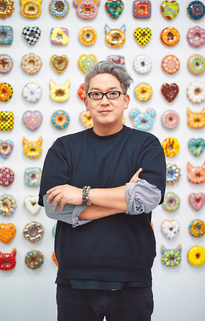 金载容爱吃甜甜圈，也用甜甜圈创作，透过满满的创作能量带来疗癒感。（新光三越提供）