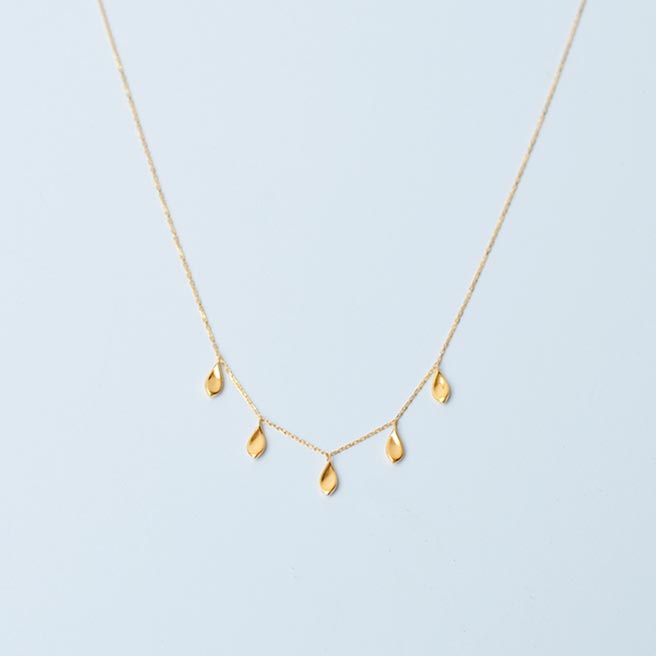 统一时代百货台北店的SOWI Scoop秋季落叶10K项炼，原价7800元，特价7390元，限量3条。（统一时代百货台北店提供）