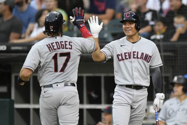 印地安人三壘手張育成(右)重返大聯盟。（美聯社資料照）