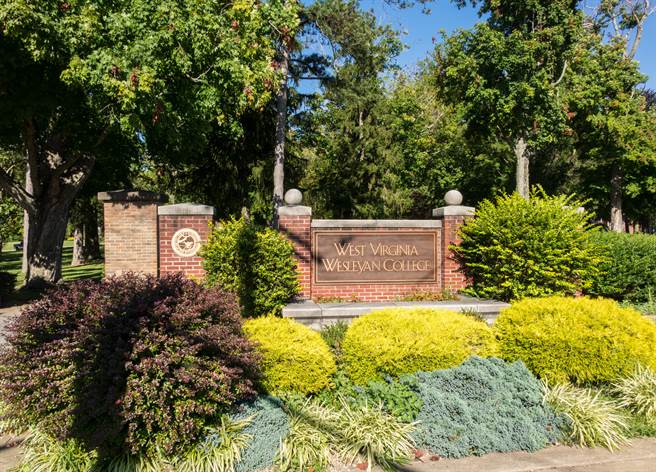 美国西维吉尼亚大学规定，2021年秋季准备就读卫斯理学院的学生，如果拒打疫苗将论处750美元的罚款；若因此染疫，除须在校内隔离外，还要再罚上250美元。(达志影像/Shutterstock)