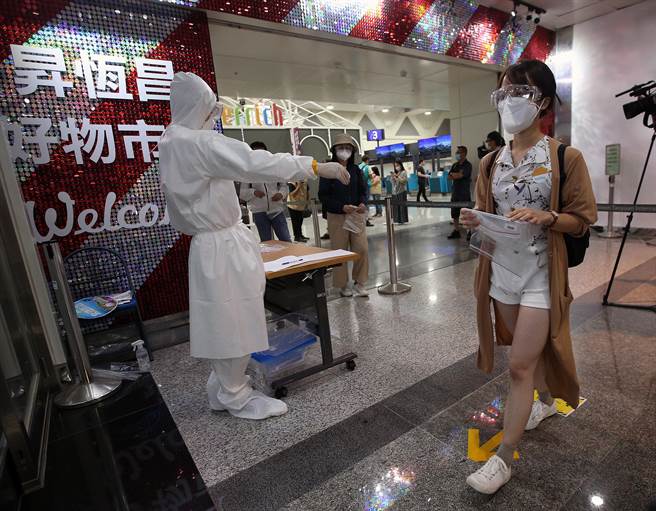 台帛旅遊泡泡14日出團，旅客一早前往桃園機場排隊採檢。（范揚光攝）