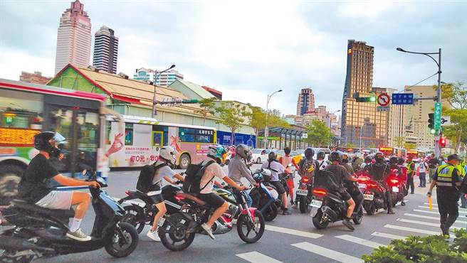 机车族都难逃！「常见恶习」害他蜂窝性组织炎。(示意图/本报系资料照片)