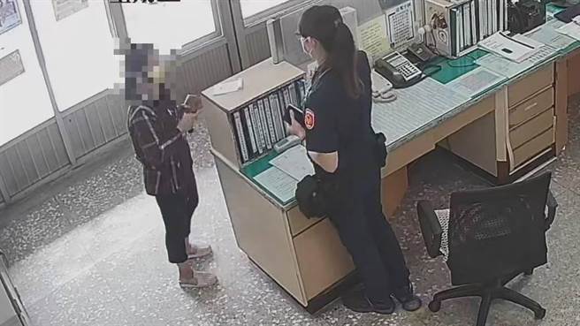 诈骗集团诓称有人盗用民眾的资料申办新健保卡，积欠药物费10余万元，接到电话的民眾赶快到派出所询问查证，差点受骗。（民眾提供／卢金足南投传真）