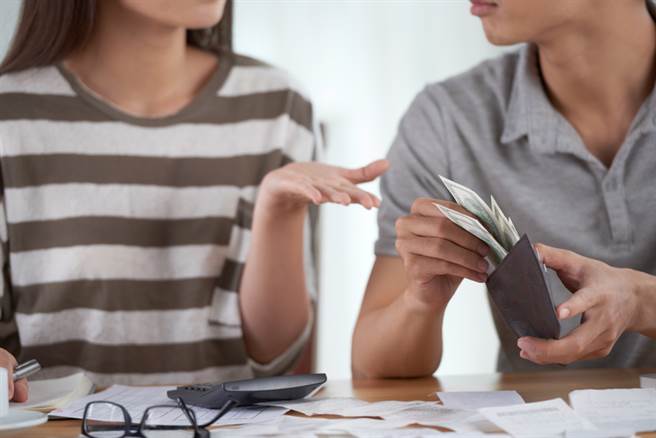 自称是医师的男网友透露，他每个月给妻子22万的生活费，对方却还是嫌说不够花，让他非常崩溃，面对对方无限度的索取，也忍不住萌生离婚的念头。（图／Shutterstock）
