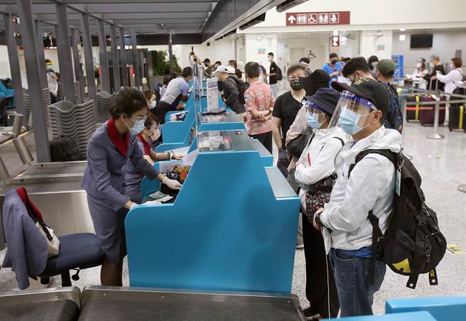 所有旅客在机场取得PCR阴性反应报告后，随即办理报到手续准备登机。（范扬光摄）