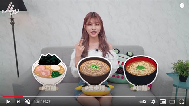 阿部玛利亚说日本吃麵一定要用吸的发出声音。(图/阿部玛利亚 Maria Abe youtube)