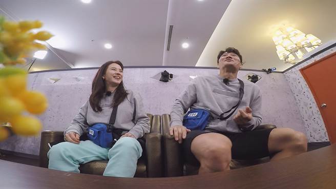 《Running Man》金锺国、宋智孝游戏中遭曝在一起。(图/中天综合台提供)