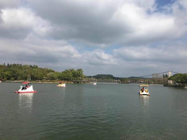 虎头埤风景区管理所为迎接七夕情人节，邀请情侣于七夕假期，凡着情侣装游客入园，得享「买一送一」门票优惠。(虎头埤风景区管理所提供／曹婷婷台南传真)
