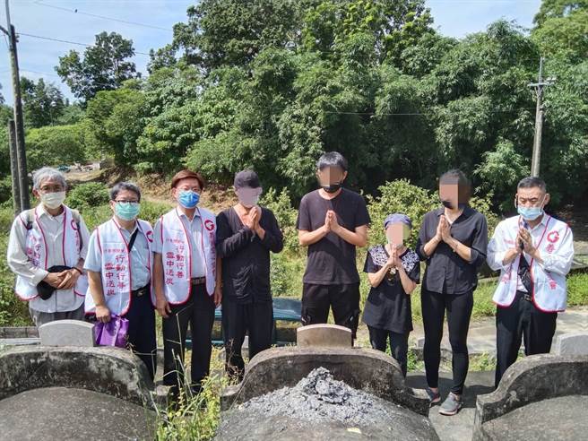 高雄市旗津区海岸1具无名女浮尸，睽违16年，经基隆市警察局第一分局第三组长许耀彬调查，得以落叶归根。（翻摄画面／张颖齐基隆传真）