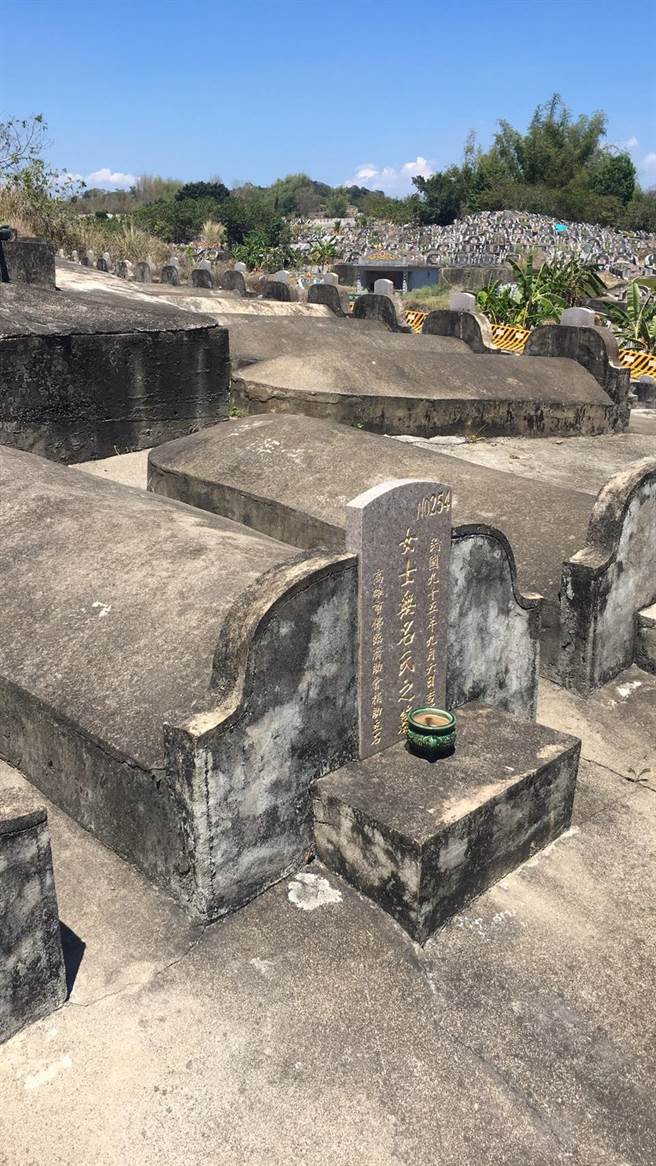 高雄市旗津区海岸1具无名女浮尸，睽违16年，经基隆市警察局第一分局第三组长许耀彬调查，得以落叶归根。（翻摄画面／张颖齐基隆传真）