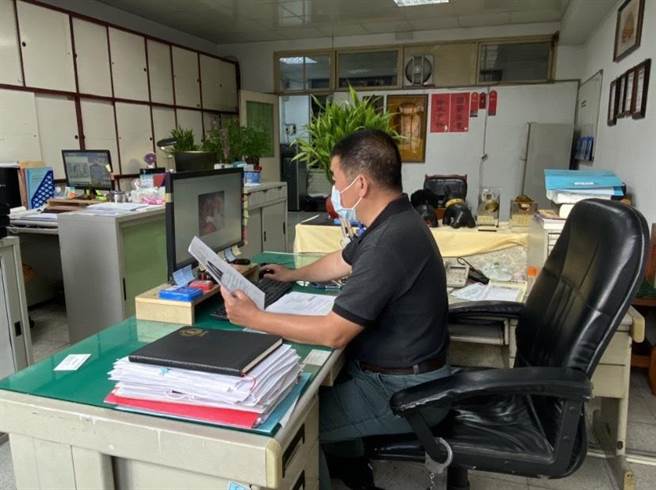 高雄市旗津区海岸1具无名女浮尸，睽违16年，经基隆市警察局第一分局第三组长许耀彬调查，得以落叶归根。（翻摄画面／张颖齐基隆传真）