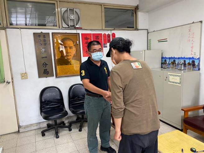 高雄市旗津区海岸的陈姓女尸，睽违16年落叶归根，家属向基隆市警察局第一分局第三组长许耀彬表达感谢。（翻摄画面／张颖齐基隆传真）