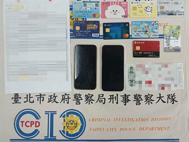 警方查扣多本存折、手机。（警方提供）
