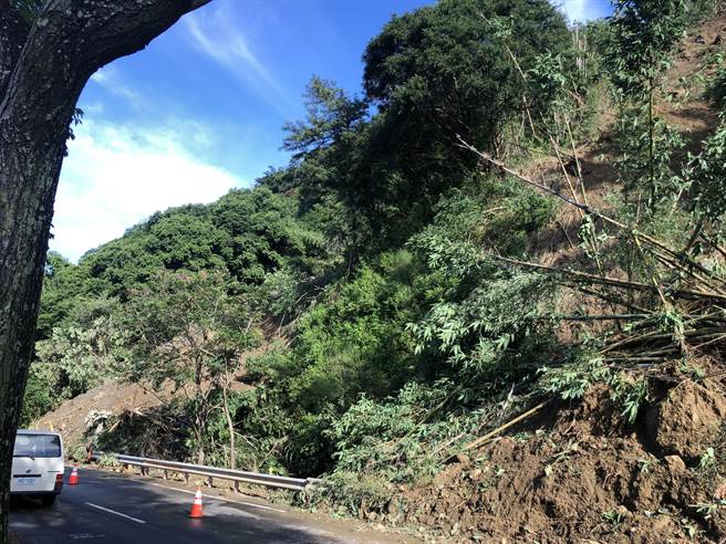 台铁集集=水里间上方有边坡滑落，隧道结构壁体有挤压情形，因此暂停行驶。（台铁提供／陈佑诚传真）