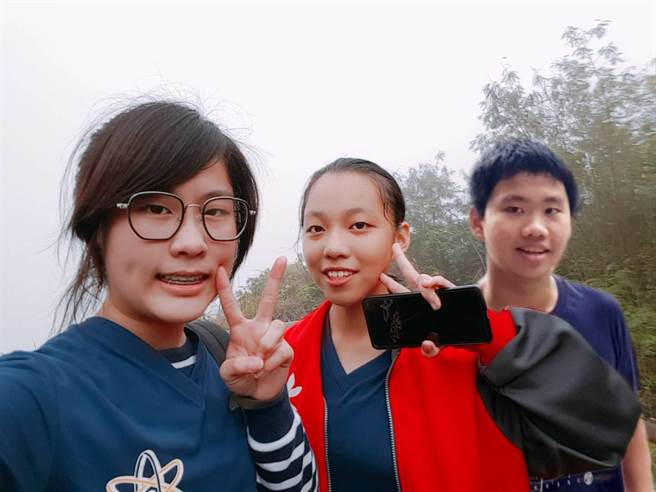 高雄市立明华国中国二学生苏旸程、李珦琳、李函庭，获得本届全国科展国中组生活与应用科学科大会奖第一名。(科教馆提供／李侑珊台北传真)