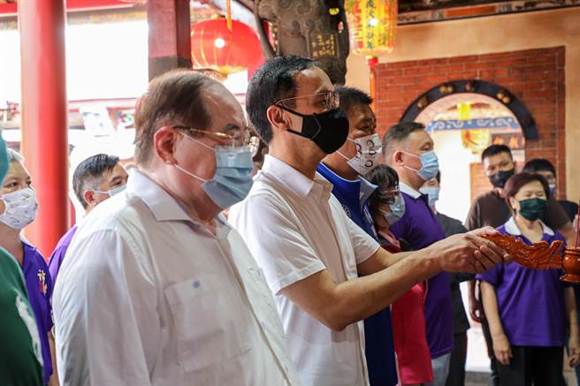 前国民党主席朱立伦今（14日）上午参加「宗教界护国和瘟暨新冠疫情与0402太鲁阁号事件往生者超荐祈福大会」。（朱立伦办公室提供）