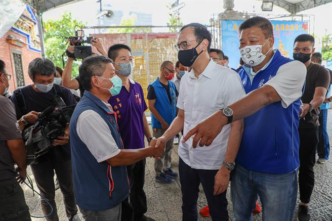 前国民党主席朱立伦今（14日）上午参加「宗教界护国和瘟暨新冠疫情与0402太鲁阁号事件往生者超荐祈福大会」。（朱立伦办公室提供）