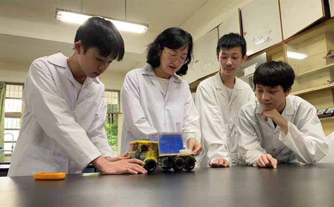 福和國中韓佳策、蔡文翔、劉詠豐同學(左起)，在翟雲楓老師(左二)指導下，榮獲全國科展國中組物理科大會獎第一名。(新北市教育局提供)