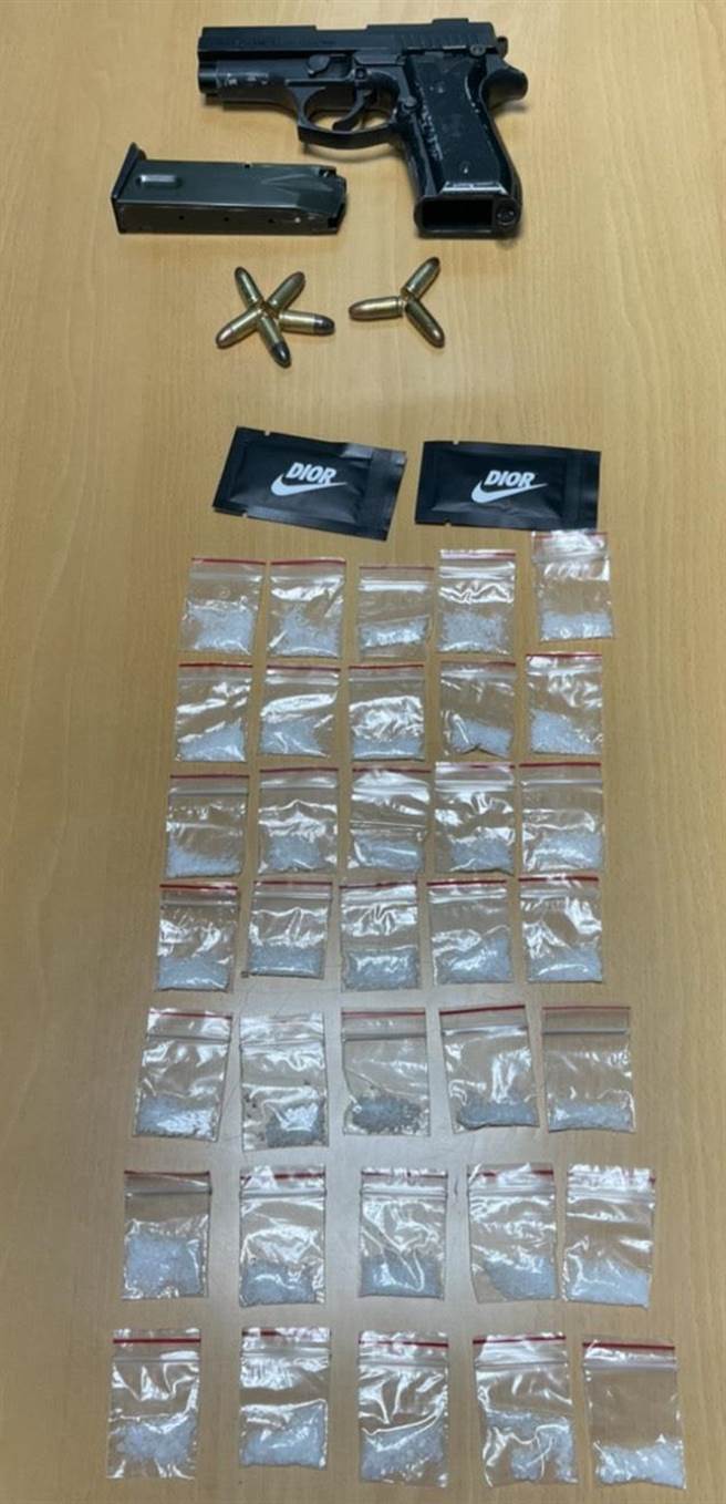 警方在车内搜出大批毒品及枪弹。（翻摄照片／林郁平台北传真）