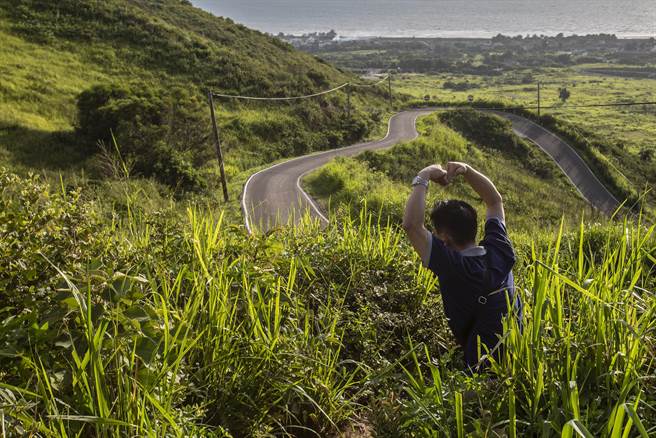 通霄「心形公路」吸引不少民眾到现场比爱心手势「打卡」。（罗浚滨摄）