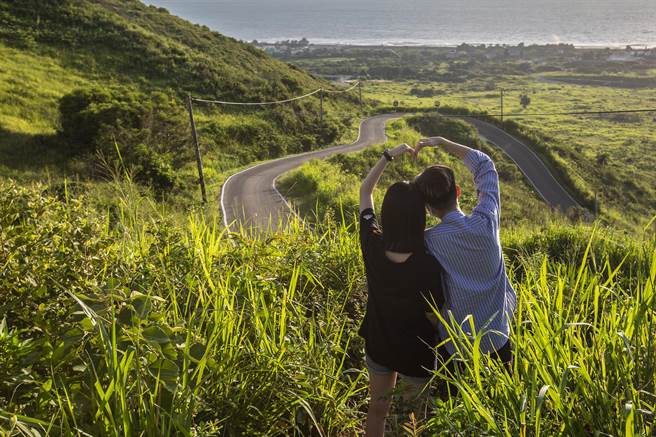 通霄「心形公路」成为倩侣的「打卡」景点。（罗浚滨摄）