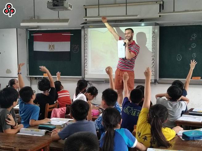 近日传出有补教业违法聘用非法外籍教师，没有登记在「补习班资讯系统」的教职员名册，未施打疫苗，恐成为防疫破口。(本报资料照)